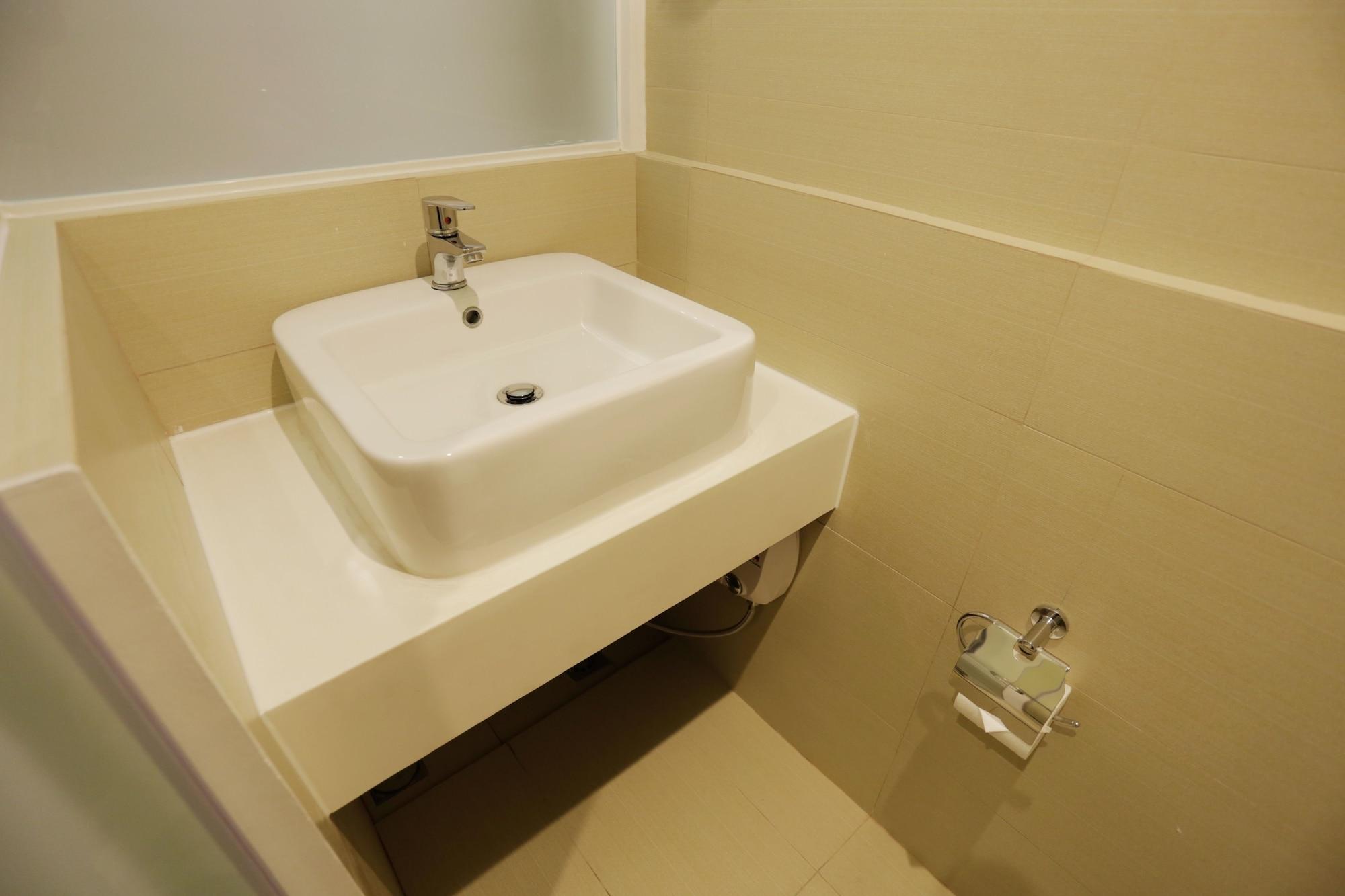 Go Hotels Timog Quezon City Eksteriør billede