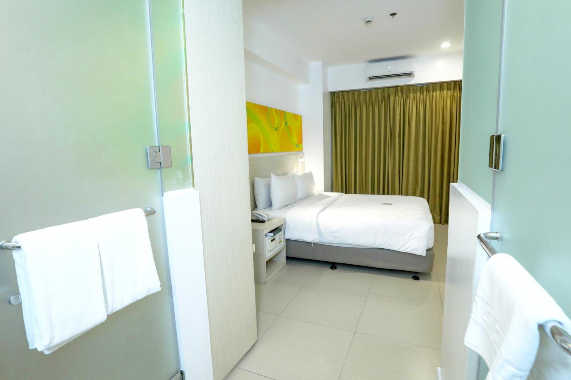 Go Hotels Timog Quezon City Eksteriør billede